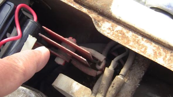 古いダックスホンダのシート下に組み込まれていたセレン整流器