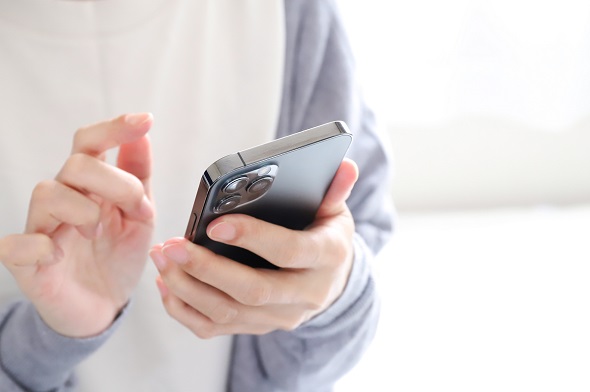 iPhoneを操作している写真