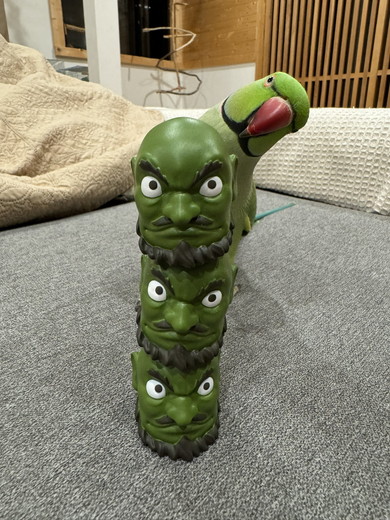 「かしら」のフィギュアとインコさん