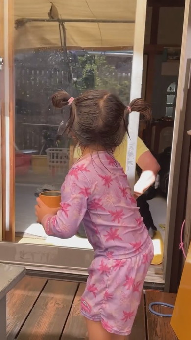 水遊びをする孫とおばあちゃん