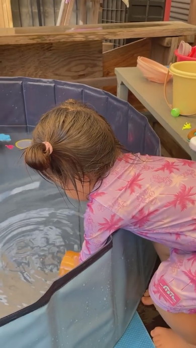 水遊びをする孫とおばあちゃん