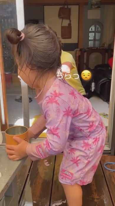 水遊びをする孫とおばあちゃん