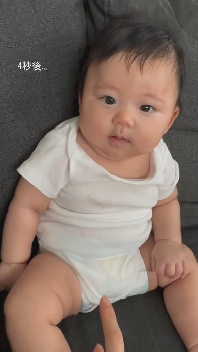 赤ちゃんに指でちょっかいを出すママ