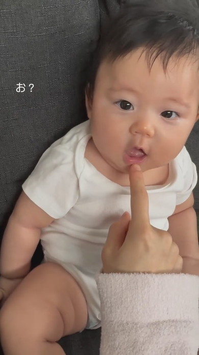 赤ちゃんに指でちょっかいを出すママ