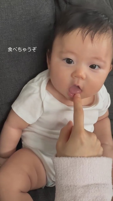 赤ちゃんに指でちょっかいを出すママ