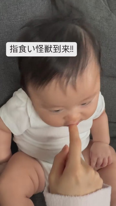 赤ちゃんに指でちょっかいを出すママ