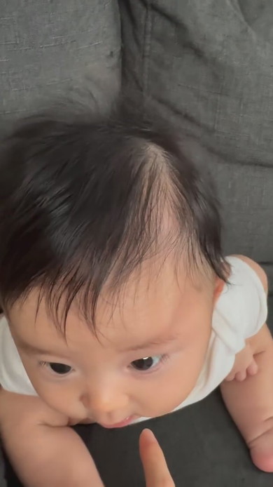 赤ちゃんに指でちょっかいを出すママ