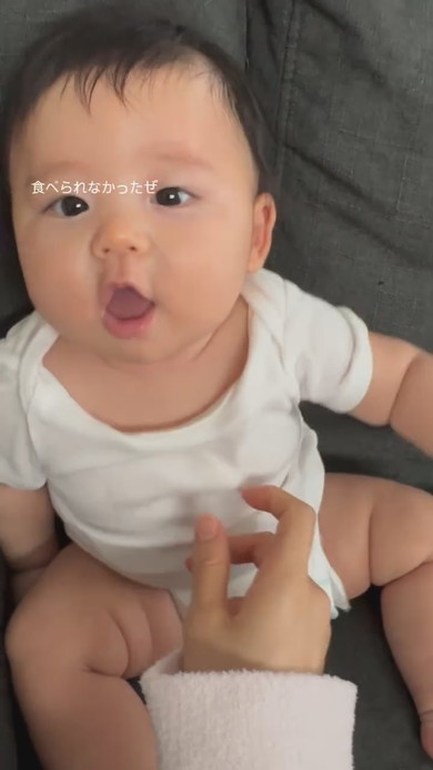 赤ちゃんに指でちょっかいを出すママ