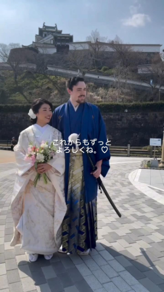 白無垢を着るゆうきさんと、はかま姿のイアンさん