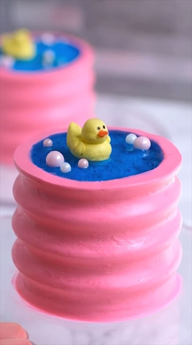 プールにアヒルがプカプカしてるケーキが超かわいい