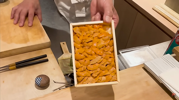 初来日した外国人カップルが高級すしを堪能