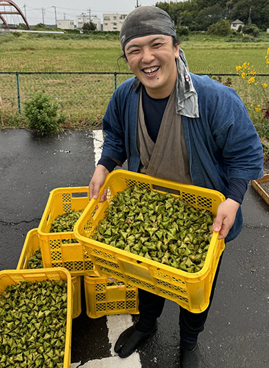 笑顔でヒシを持つ忍術家