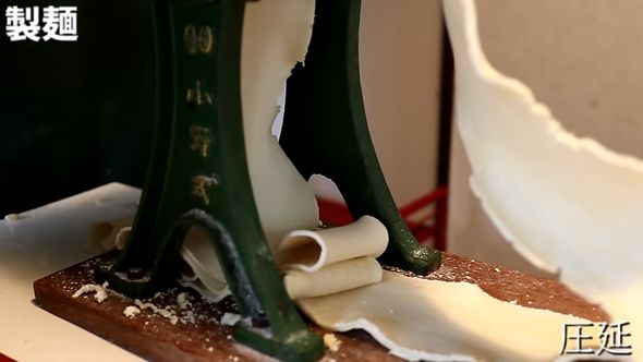 卵入りの麺を圧力をかけて延ばす