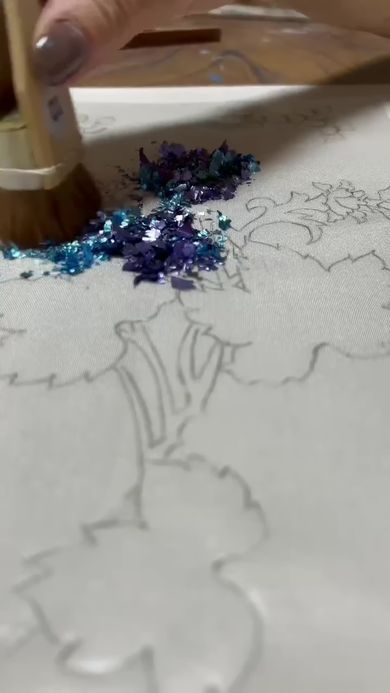 青色の箔（はく）を振りかけて果実を描く