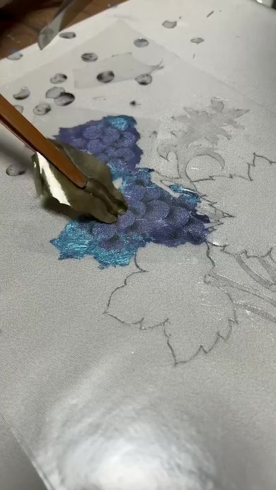 青色の箔（はく）を振りかけて果実を描く