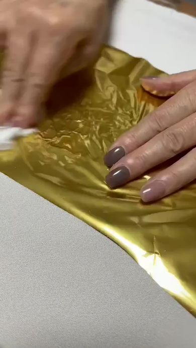 金箔（ぱく）で覆ったら優しくこする