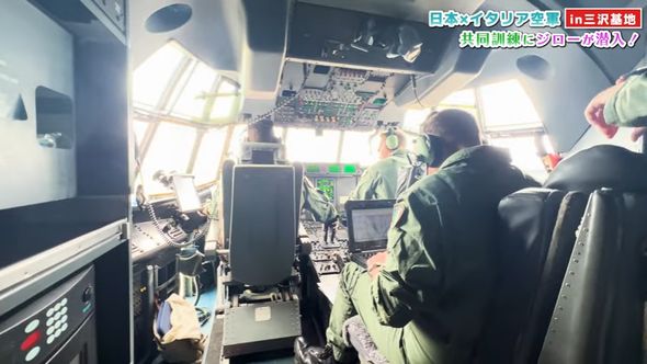 パンツェッタ・ジローラモが搭乗したイタリア空軍の飛行機内部