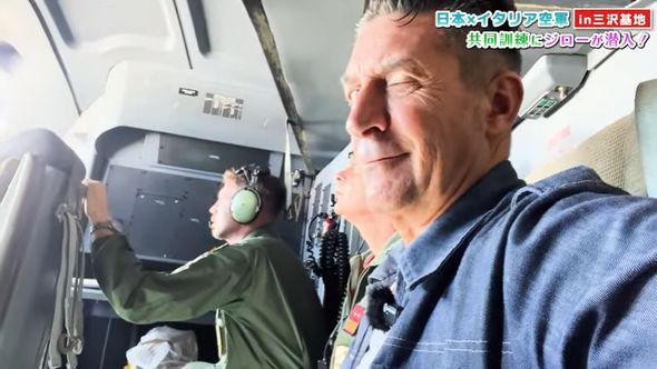 イタリア空軍の飛行機に搭乗させてもらったパンツェッタ・ジローラモ