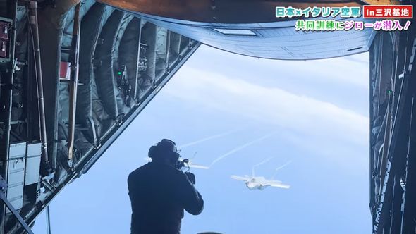 後部ハッチから見える訓練中の戦闘機