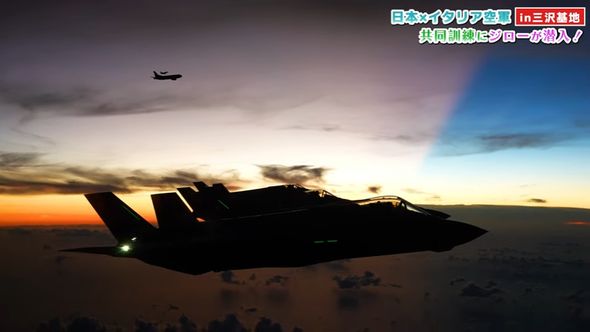 夕日に照らされた戦闘機の編隊