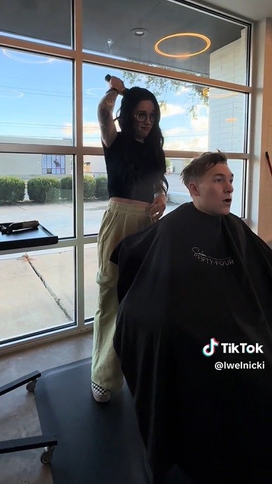 自分の頭を剃り始めた妻