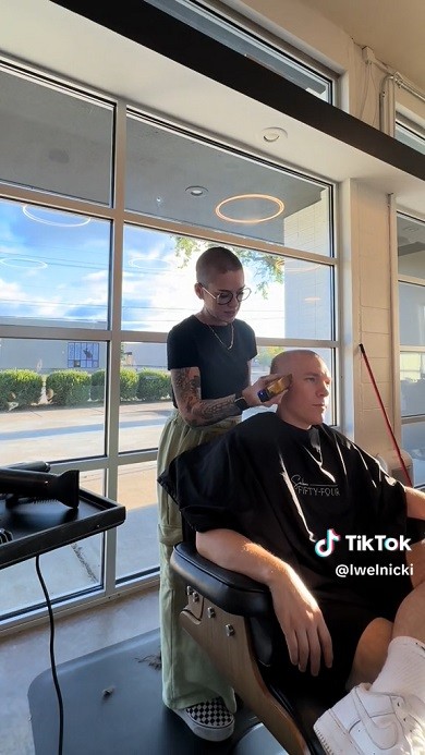 自分の頭を剃り始めた妻