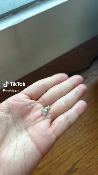 耳には穴はなし