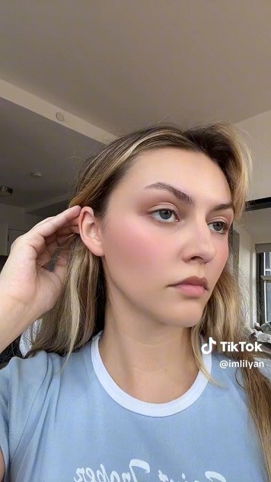 耳には穴はなし