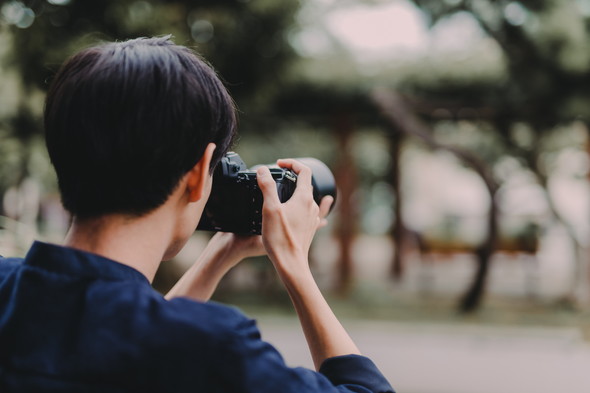 写真を撮る男性