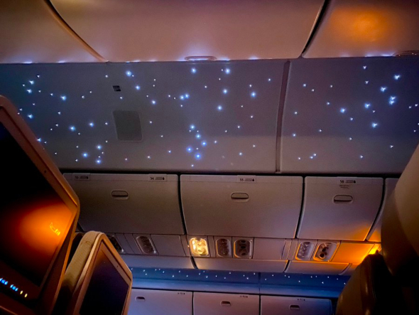 エミレーツ航空機内天井のプラネタリウム