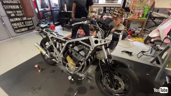 バッドボーイズ佐田正樹の愛車・ホンダ「CBR400F」