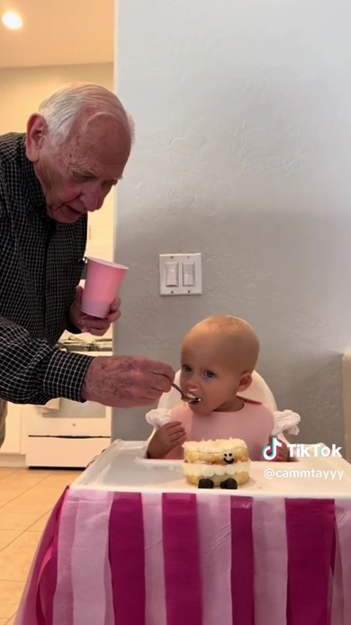 赤ちゃんとひいおじいちゃん