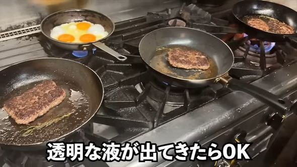 ハンバーグと目玉焼き