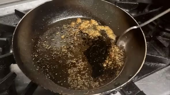 残った油にニンニクとしょうゆを合わせる