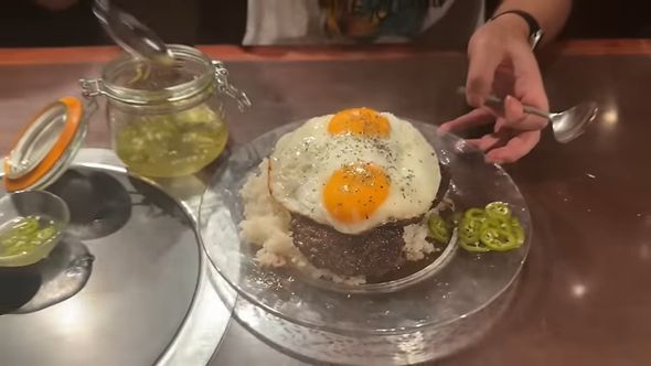 ハラペーニョを添えたハンバーグと目玉焼きが乗ったご飯