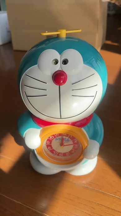 大山のぶ代さんの声で朝であると告げるドラえもんの目覚まし時計