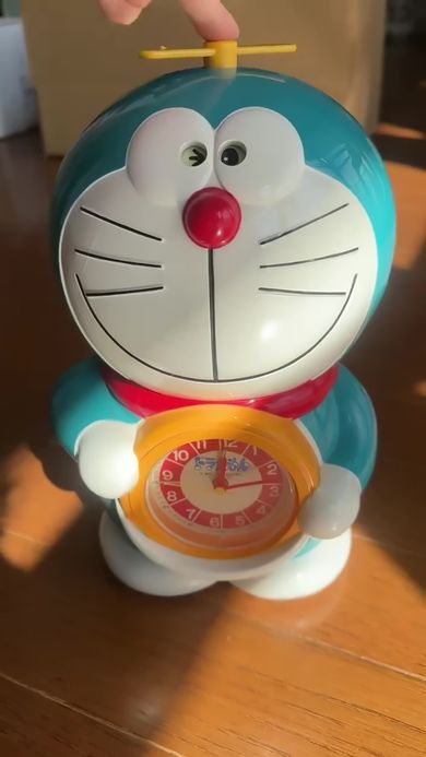 大山のぶ代さんの声で起きるように促すドラえもんの目覚まし時計
