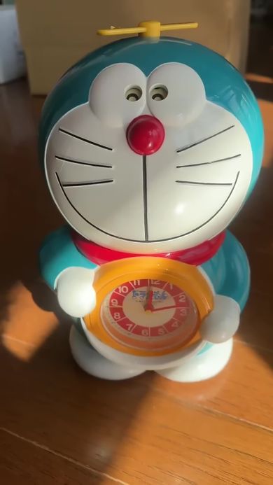 ボタンを押すと起きたことを理解してくれるドラえもんの目覚まし時計