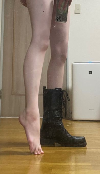 ブーツを履き背丈を伸ばす女性