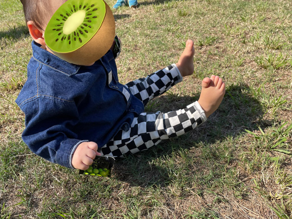 芝生 嫌い 息子 全力 足を浮かす 苦手 かわいい ポーズ 赤ちゃん