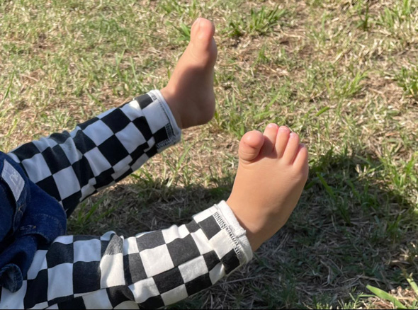 芝生 嫌い 息子 全力 足を浮かす 苦手 かわいい ポーズ 赤ちゃん