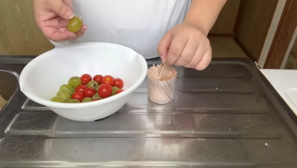 ブドウとトマトを爪楊枝に刺していく