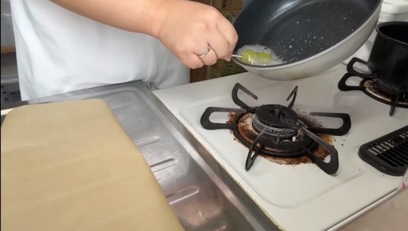 ブドウとトマトに飴をからませる