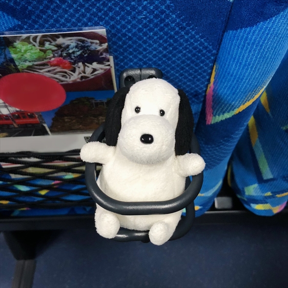 ぬいぐるみがバスで見つけたベストプレイス