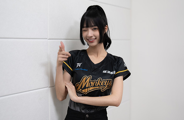 通販 激安 インタビュー】異次元スタイルと笑顔がすごい台湾チア・Galinに アイドル
