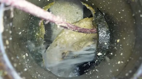 築6年の家の排水管から出現した大きな油汚れ