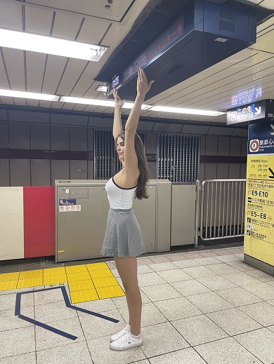 ブーツからスニーカーへ履き替えても手が届く高身長なウクライナ人女性