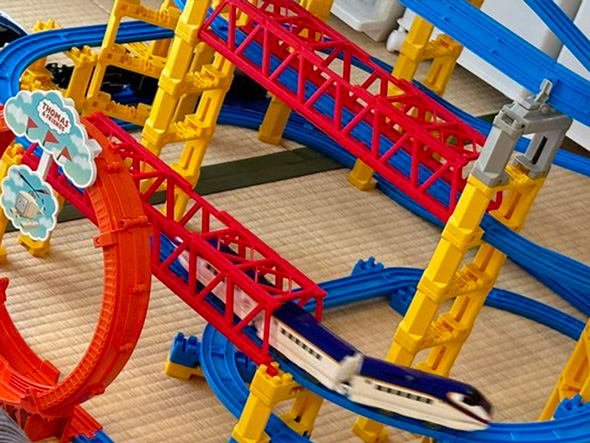 正しいフォームでプラレールを楽しむ息子