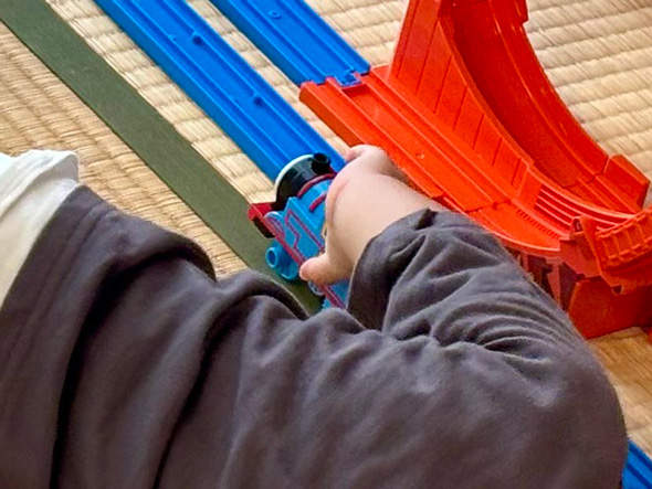 正しいフォームでプラレールを楽しむ息子