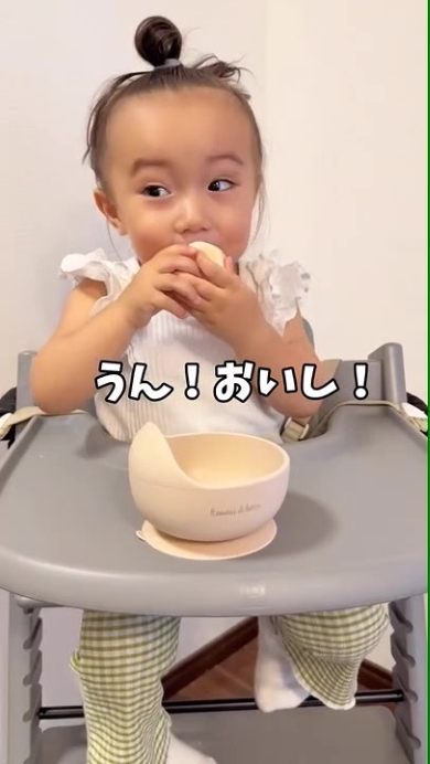 肉まんを食べる女の子の画像